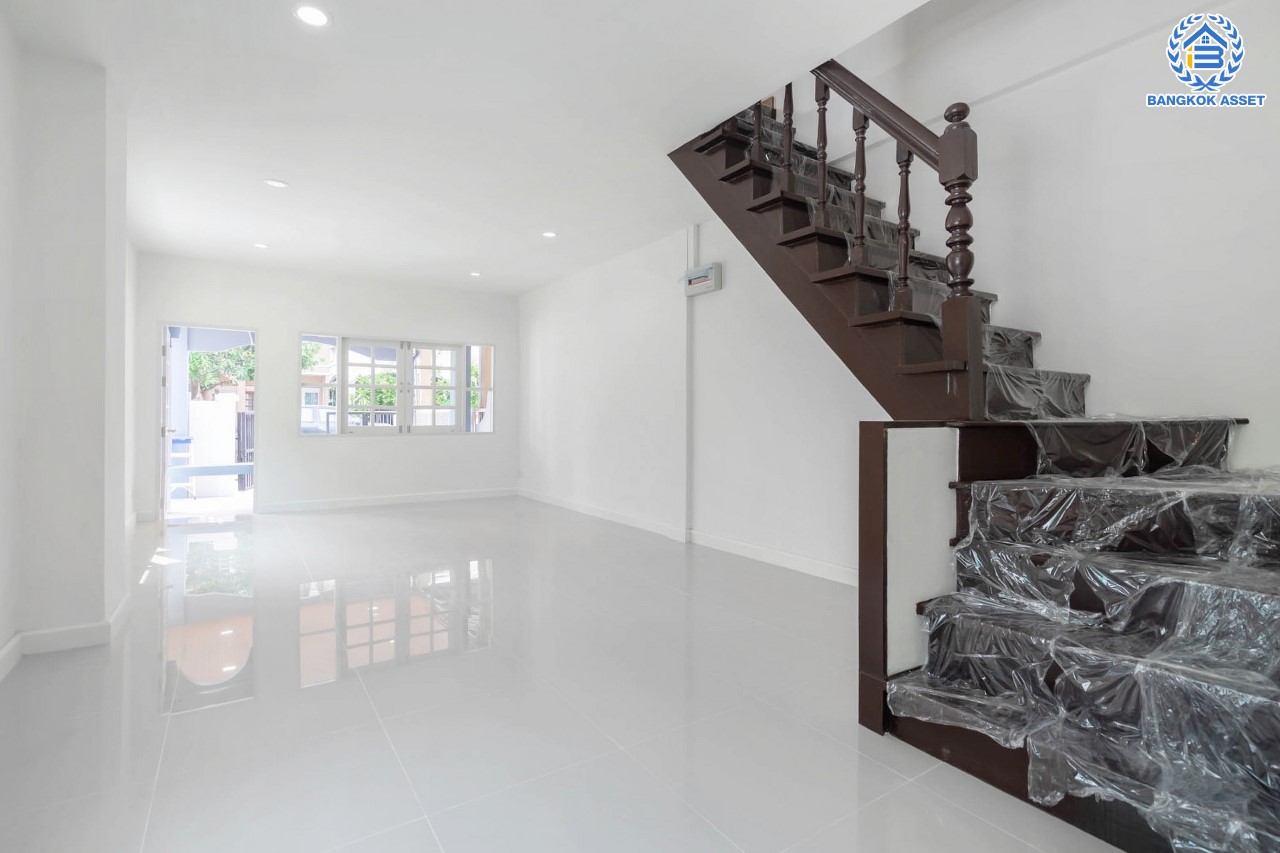 บ้านมือสองตกแต่งใหม่ ม.นันทนาการ์เด้นท์2 รัตนาธิเบศร์-ท่าอิฐ ทาวน์เฮ้าส์หลังใหญ่ ห้องริม แบรนด์ Property Perfect เนื้อที่ 34.5 ตร.ว. ฟังก์ชัน 2 ห้องนอน 2 ห้องน้ำ บนทำเลเดินทางสะดวก เชื่อมต่อหลายเส้นทาง ใจกลาง 2 เซ็นทรัลฯ เพียง 5 นาทีถึงรถไฟฟ้า "สถานีบางรักน้อยท่าอิฐ"